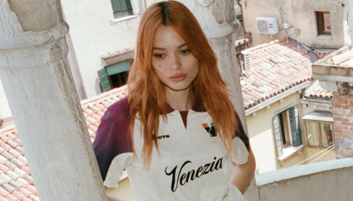 Camisa reserva Venezia FC 2025/26 NOCTA creme com mangas em degradê bordô